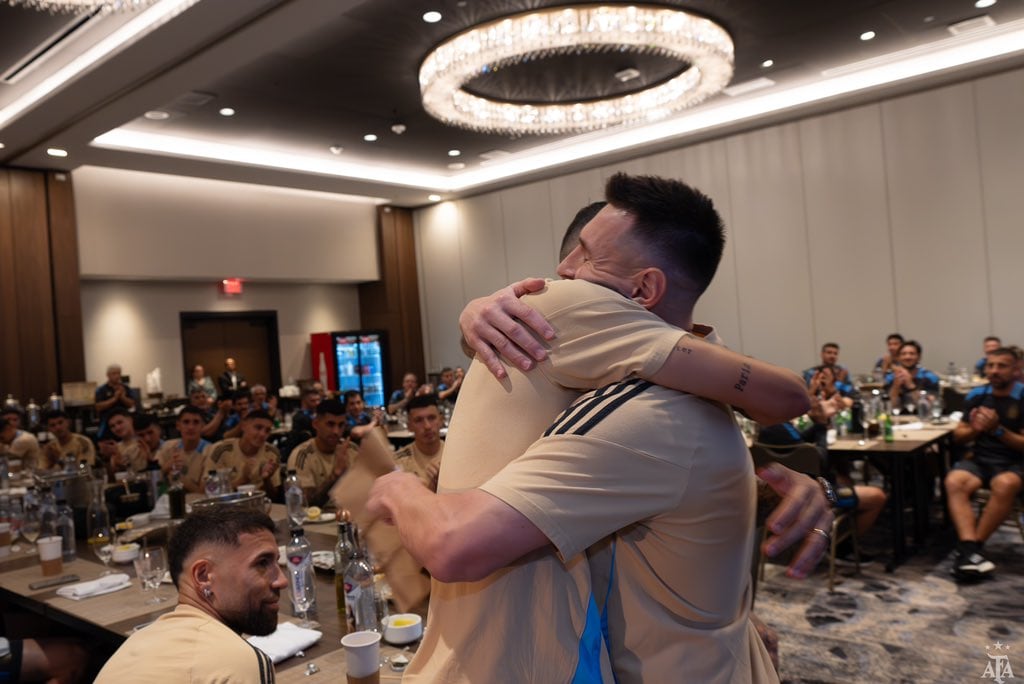 Ángel Di María recibió una camiseta personalizada en la última cena antes del retiro de la selección argentina de fútbol.