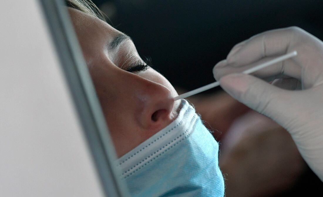 Trabajadores de la Salud realizan testeos para detectar Covid 19, en el centro de Testeo - Le Parc, ubicado en Guaymallén. Foto: Orlando Pelichotti