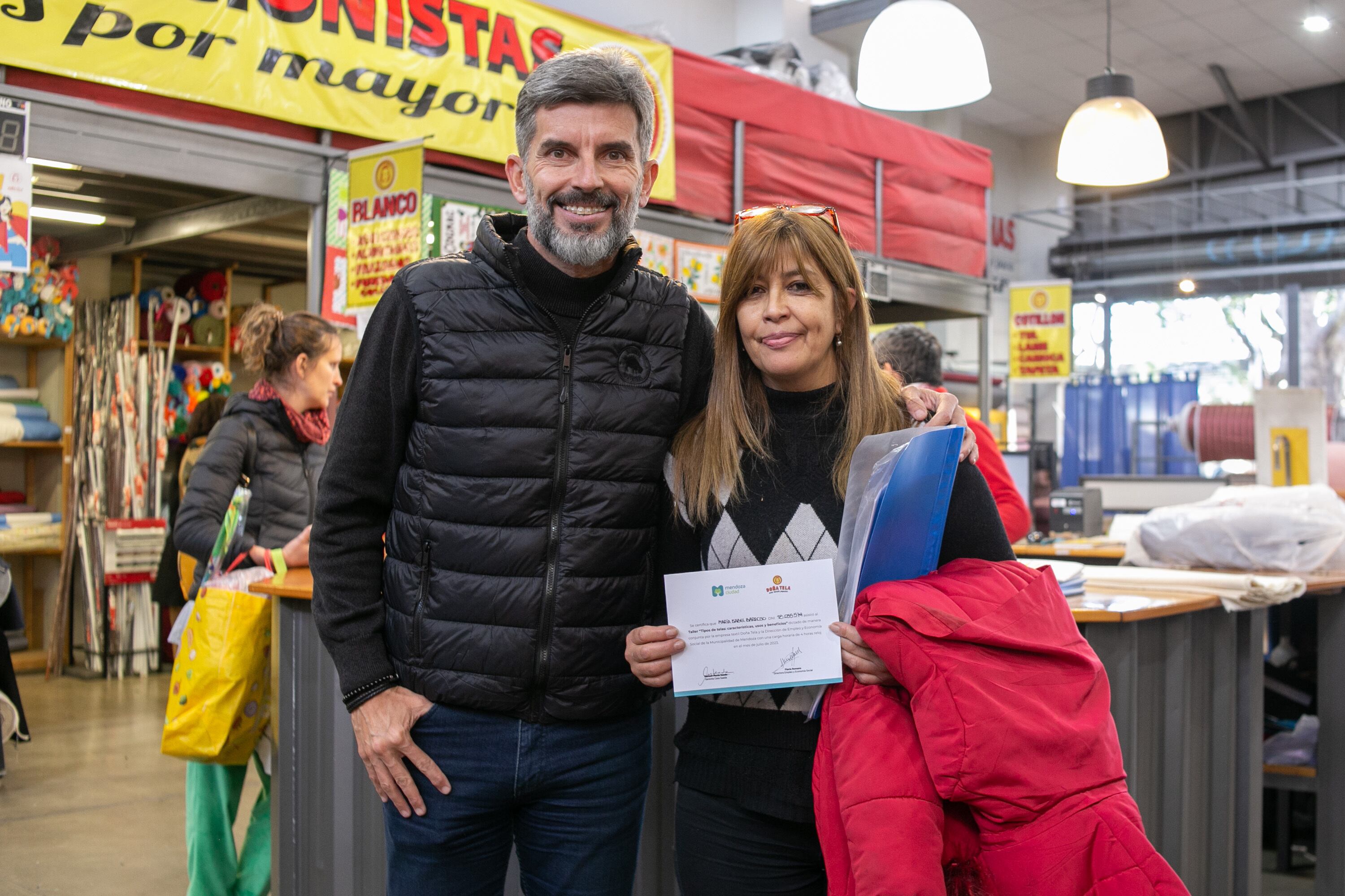 Ulpiano Suarez entregó certificados a emprendedoras textiles. Foto: Prensa Ciudad de Mendoza