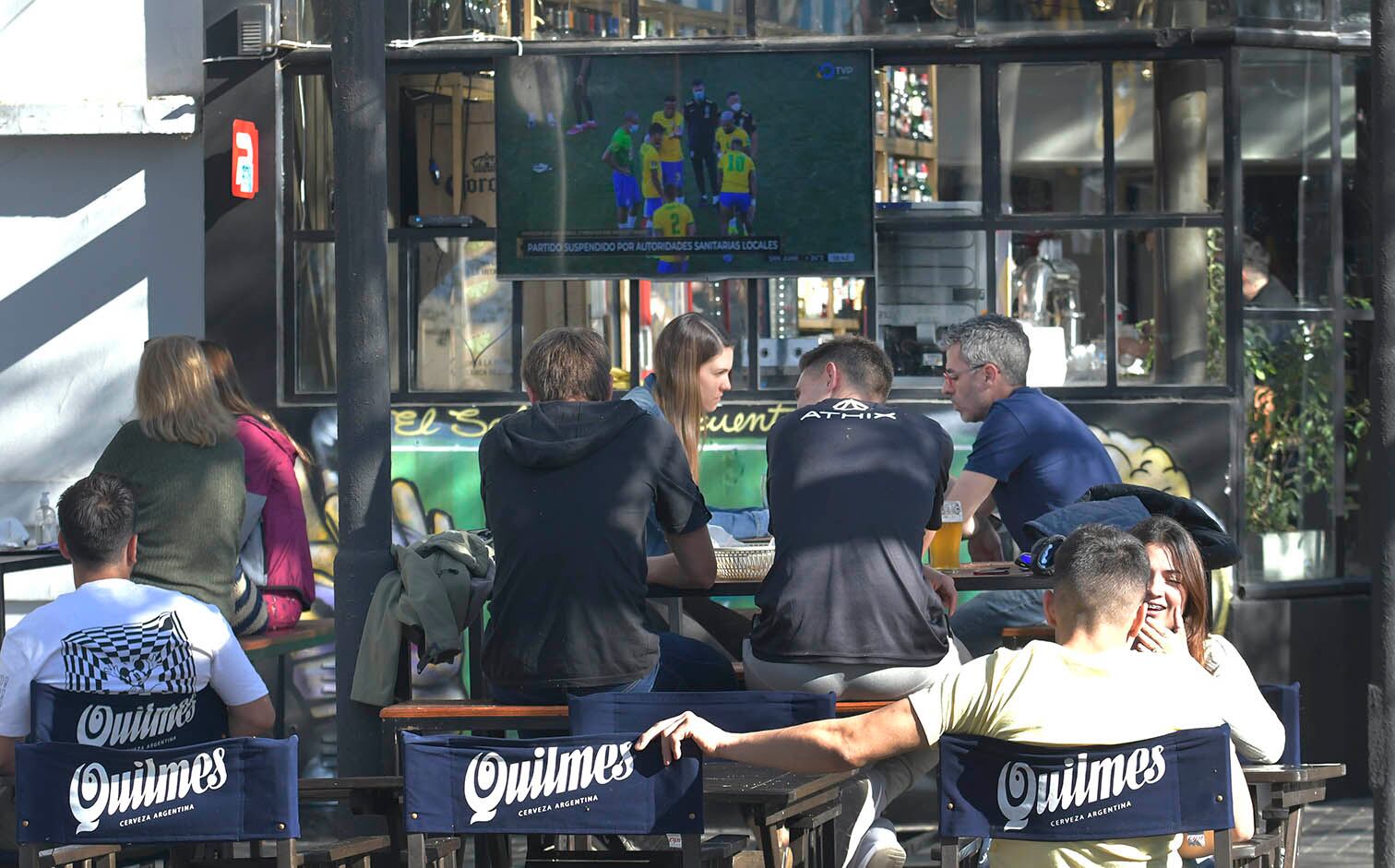 La Arístides Villanueva convocaba a muchos mendocinos a ver el clásico entre Argentina y Brasil. 
Foto: Orlando Pelichotti