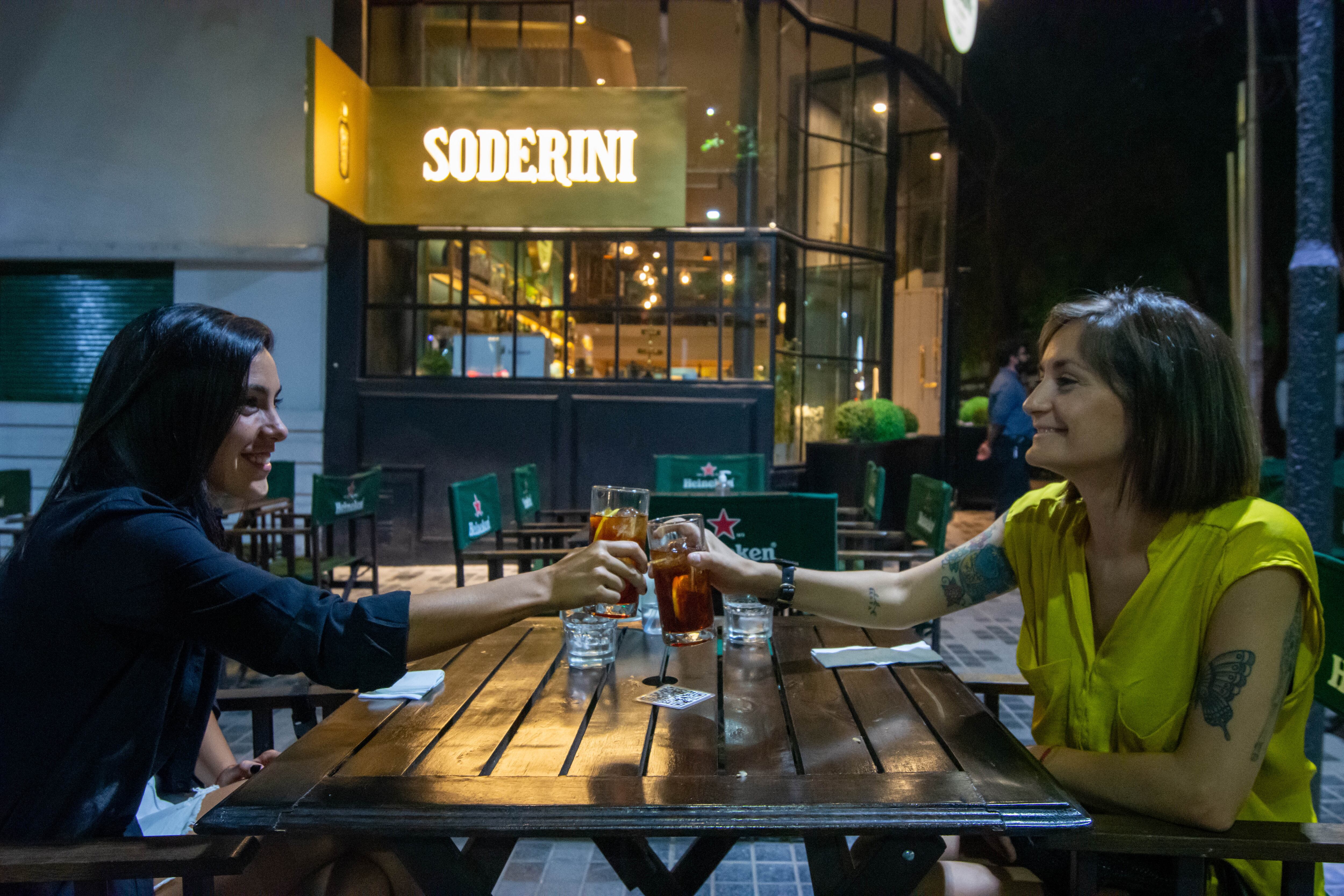 Macarena Scalzi y Florencia Liali disfrutan del vermut.