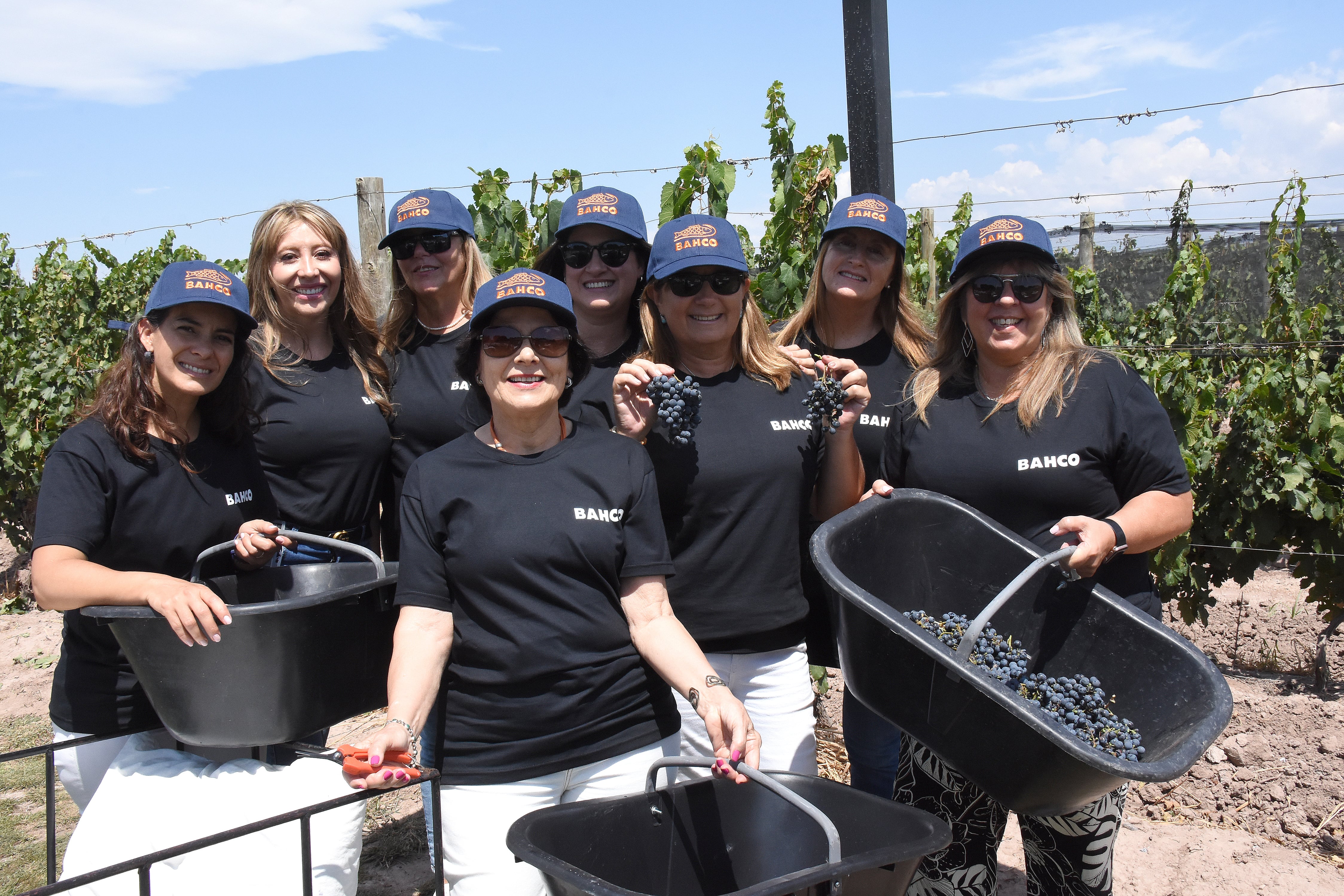 Cristina Pandolfi. Atrás: Fernanda Canal, Mónica Molina, Liliana Seggiaro, Deise Bastos, Nancy López, Susana Gómez y Silvia Cervós. Ph Eduardo Dolengiewich.