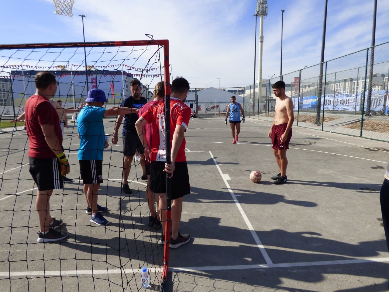 Torneo de fútbol y asado en Qatar: la previa al decisivo juego entre Argentina y Polonia en el “Barwargento”. / Gentileza 