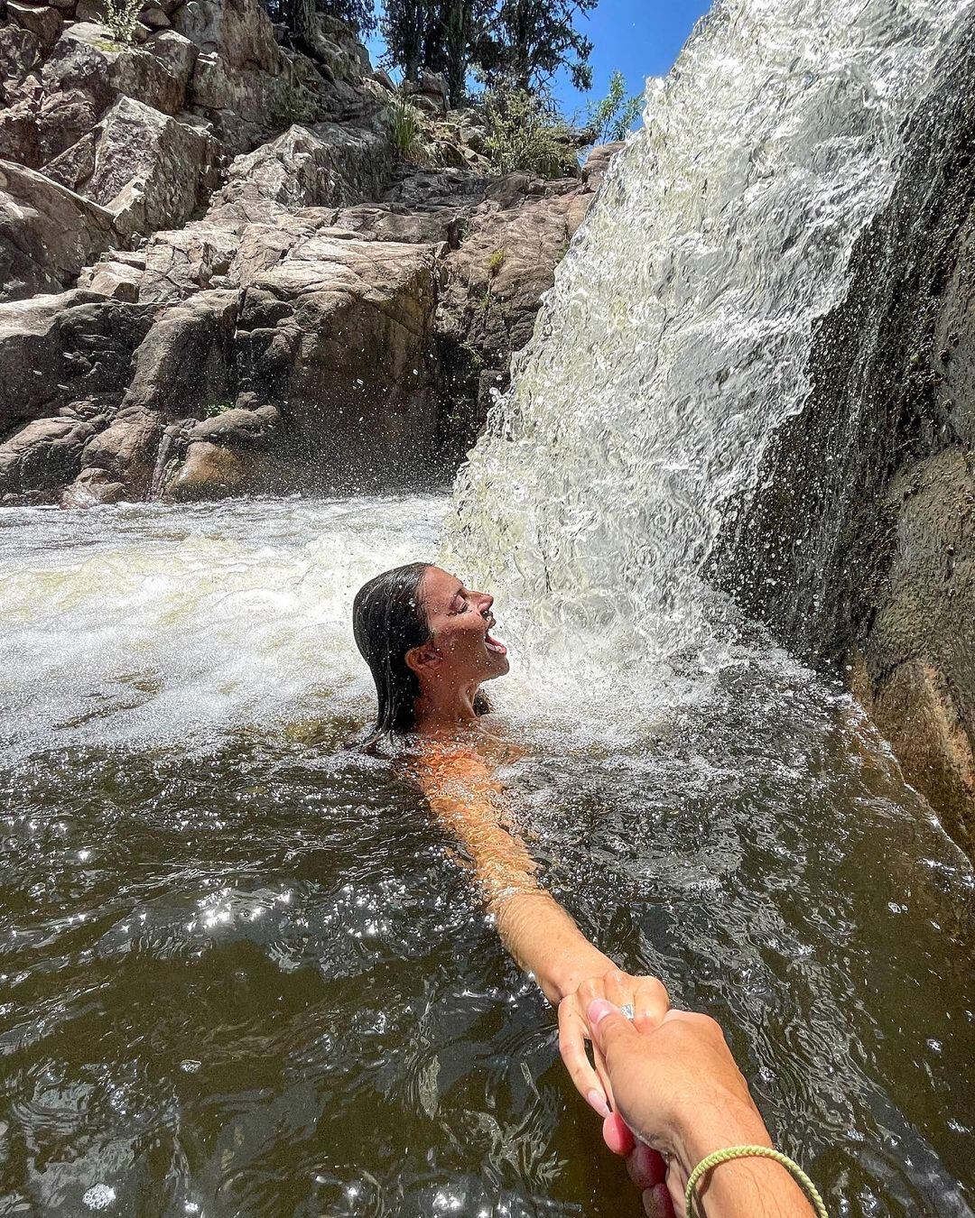 Sofía Jujuy Jiménez se sacó toda la ropa y posó para Instagram desde una cascada en Córdoba