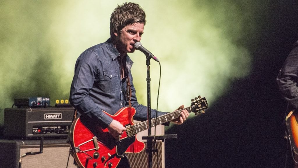 La guitarra roja que fue clave en la discusión final entre los hermanos Noel y Liam.