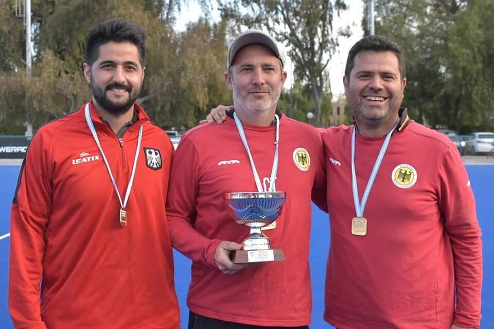 El DT Verderico junto a su cuerpo técnico de Alemán y la medalla de oro. / Gentileza.