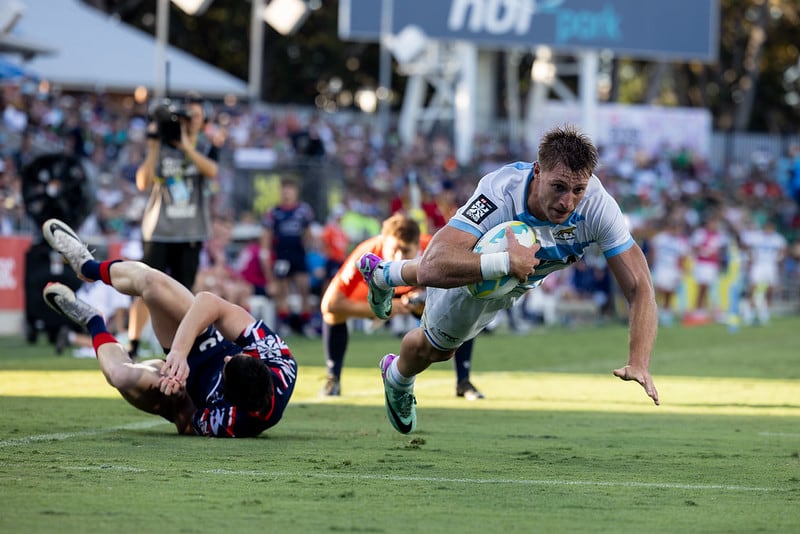 Matías Ozadczuk en un try de Argentina ante Gran Bretaña,