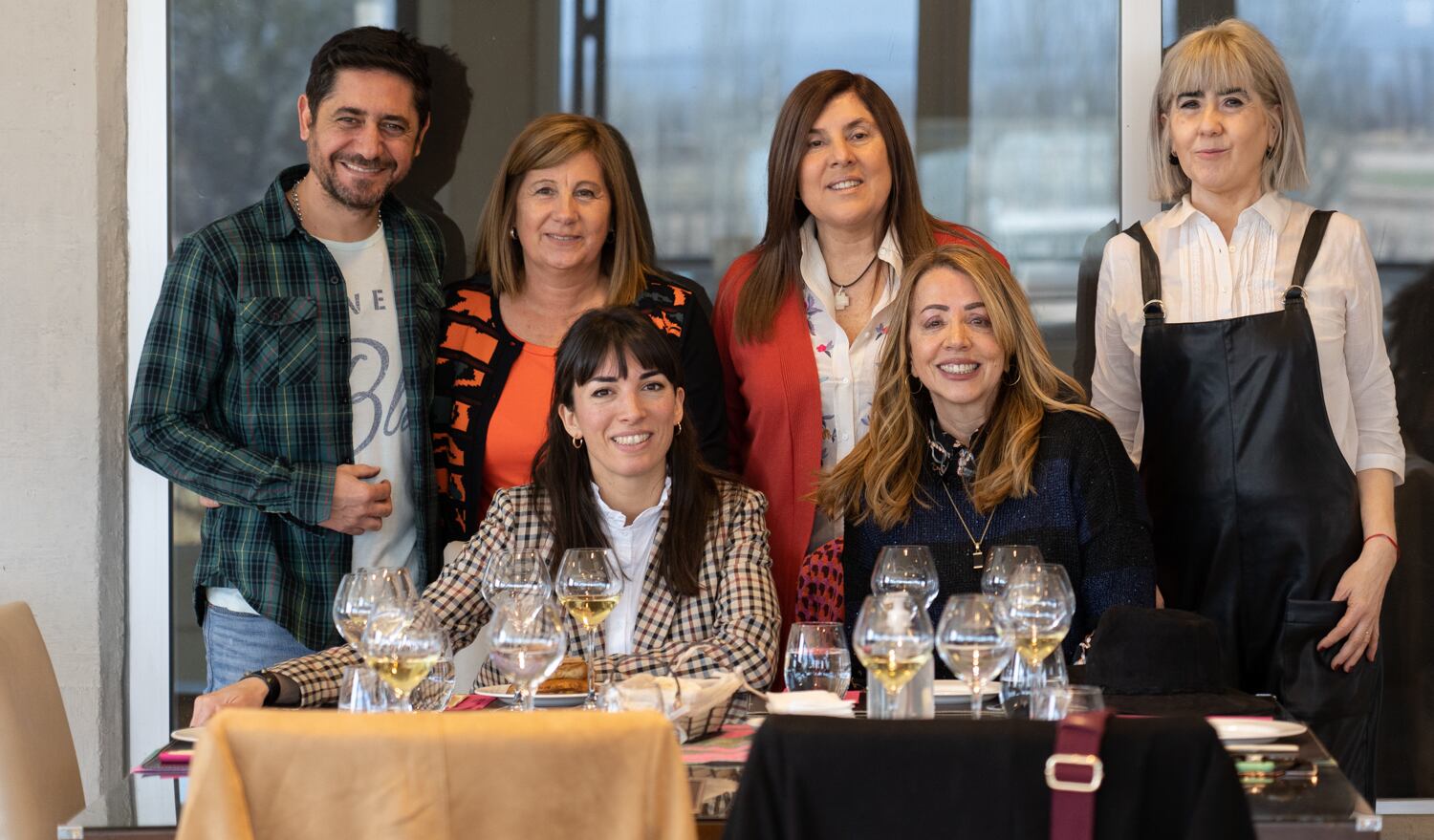 Celeste Foschi y Adriana Martínez. Parados: Federico Bizzotto, Nancy López, Ana Gaibazzi y Fátima Villagra.