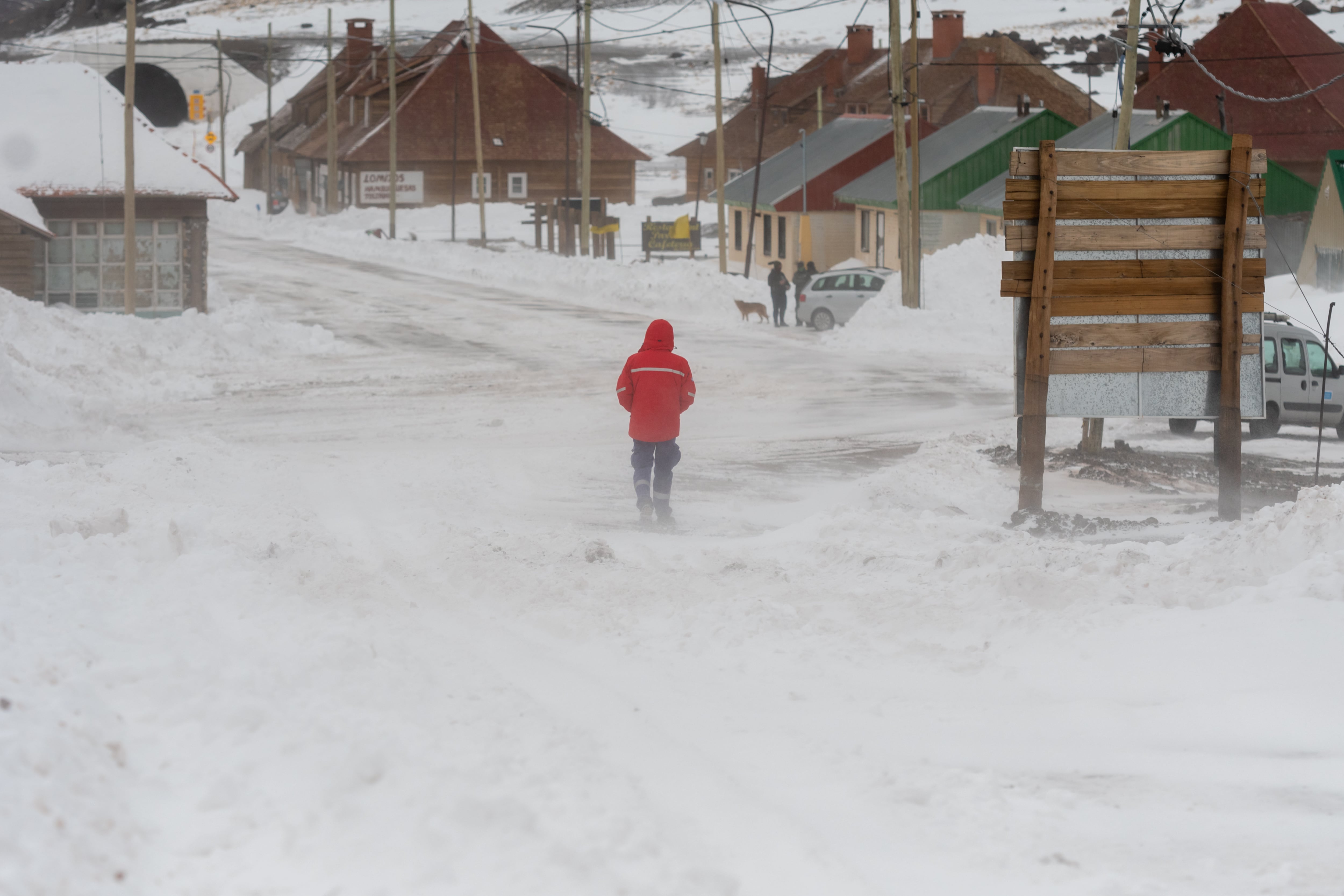 Mendoza 25 de junio de 2020 Sociedad
Paso Internacional cortado
Operativo de Vialidad Nacional en Villa Las Cuevas para despejar la nieve acumulada sobre Ruta Internacional 7.   

Foto: Ignacio Blanco / Los Andes