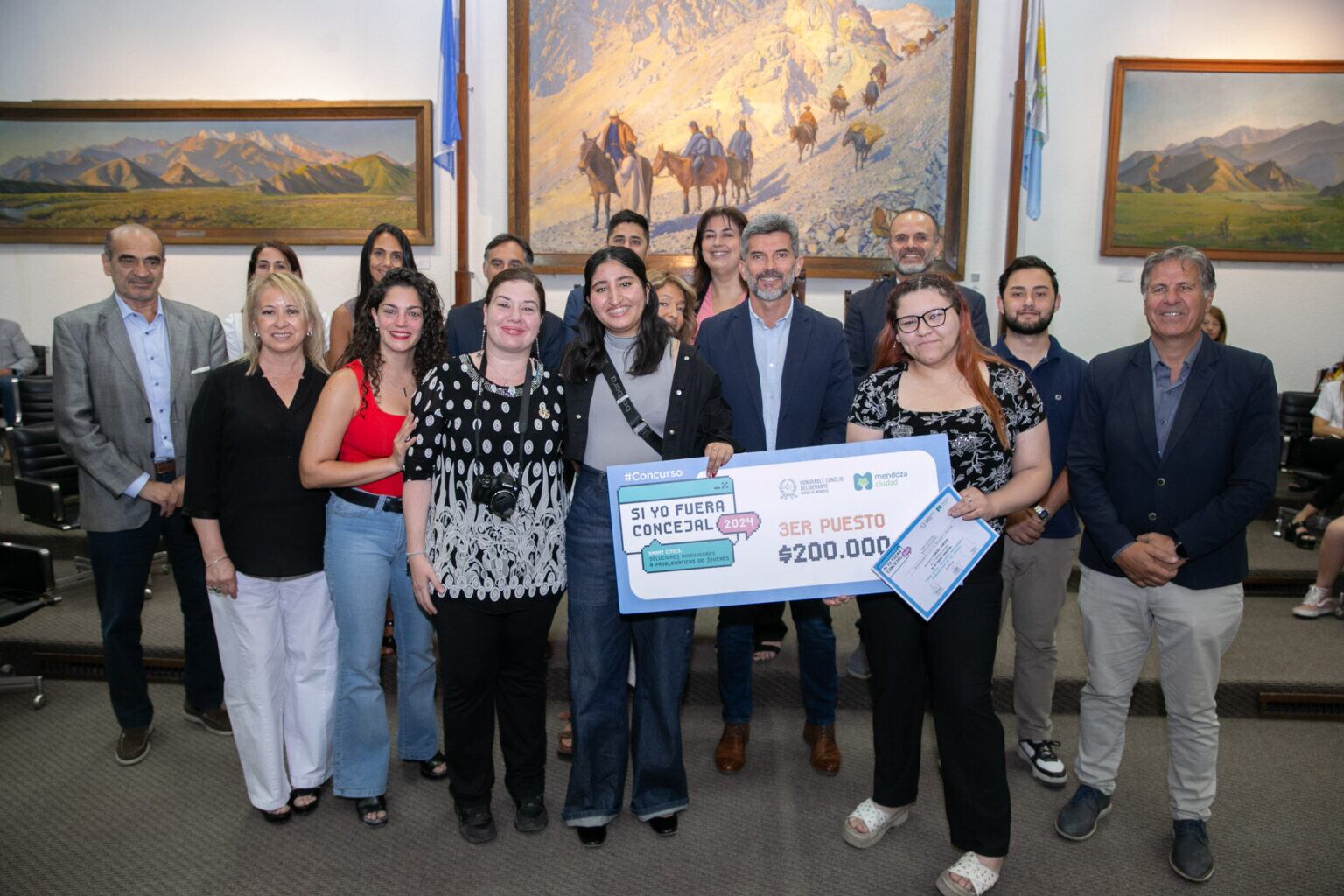 El intendente Ulpiano Suarez participó de la premiación a los ganadores del concurso municipal “Si yo fuera concejal”