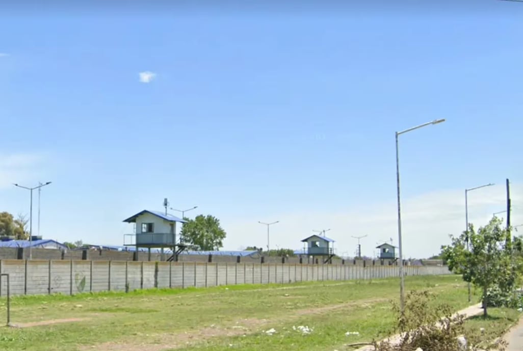 Durante el allanamiento en el Pabellón 10 de la Unidad 39, se secuestró el celular del sospechoso con cuatro chips de diferentes compañías telefónicas.