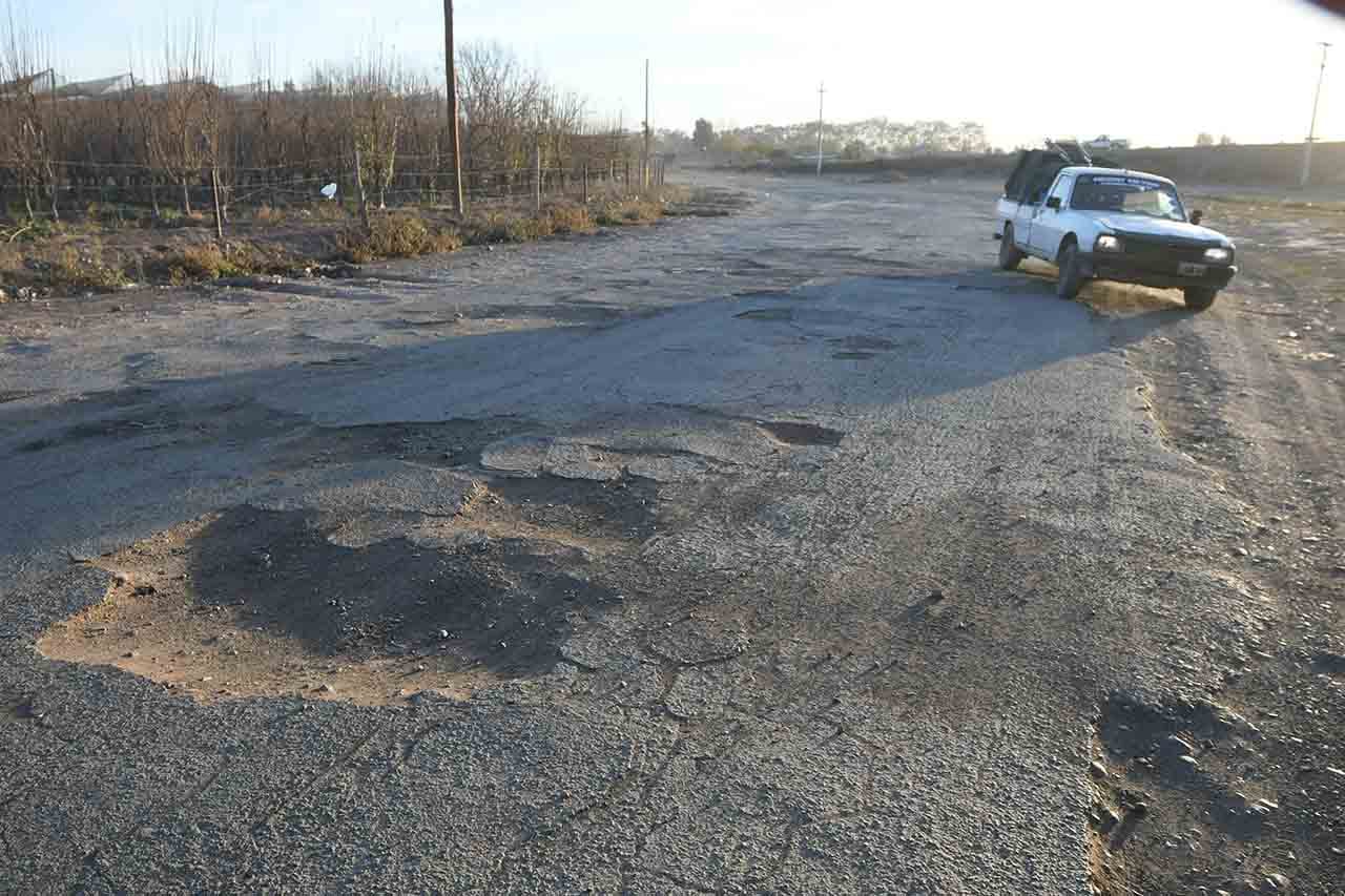 En la colectora de calle Serpa y el Acceso, los automovilistas deben hacer maniobras en zig zag para esquivar los pozos.
Foto: José Gutierrez / Los Andes