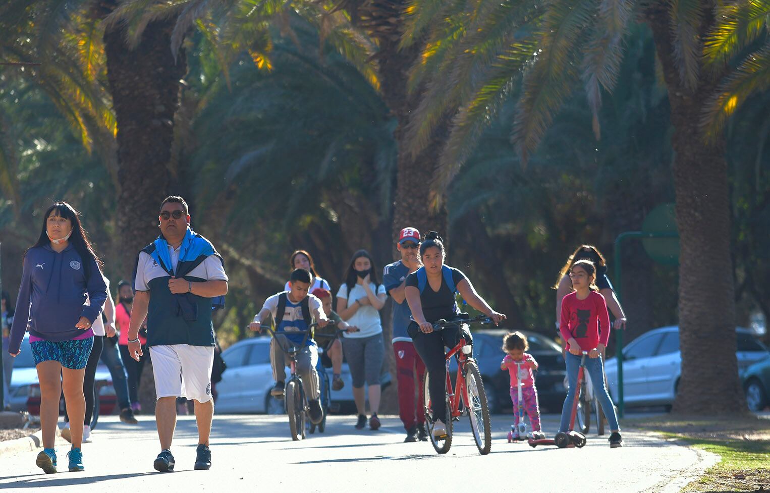 Caminatas, paseos en bicicletas y niños en monopatín. Todo fue válido a la hora de disfrutar del domingo.
Foto: Orlando Pelichotti