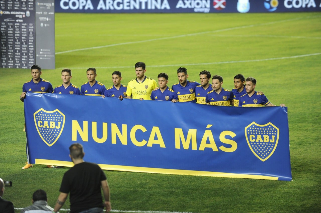 El plantel de Boca posó con la bandera del NUNCA MÁS. / Clarín.