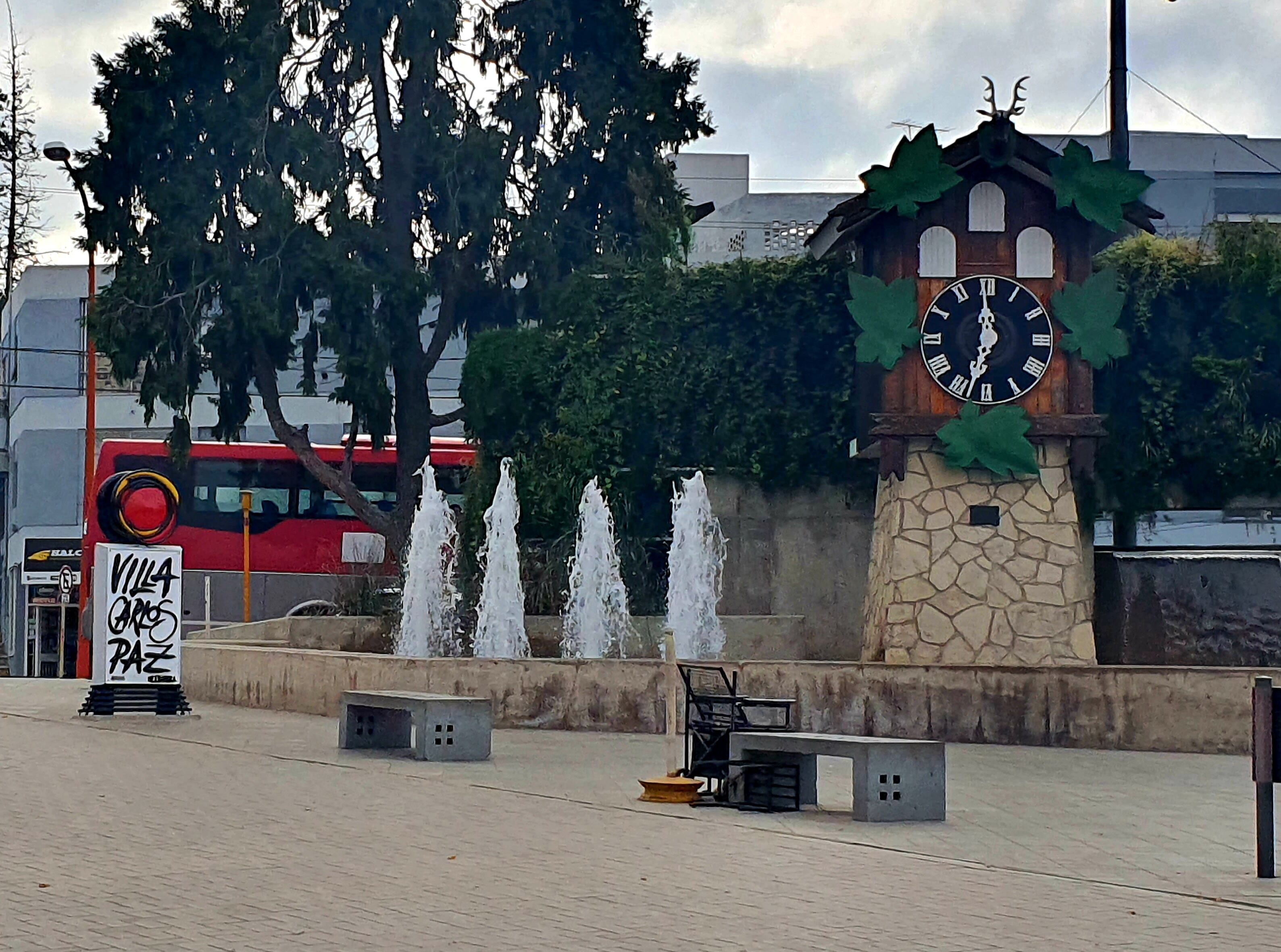 Después de la Segunda Guerra Mundial, muchos alemanes se instalaron en Villa Carlos Paz y en agradecimiento a la hospitalidad recibida le entregaron al municipio de la ciudad este reloj de 7 metros de altura.
Se inauguró el 25 de mayo de 1958, y en esa época fue uno de los relojes más grandes del mundo.