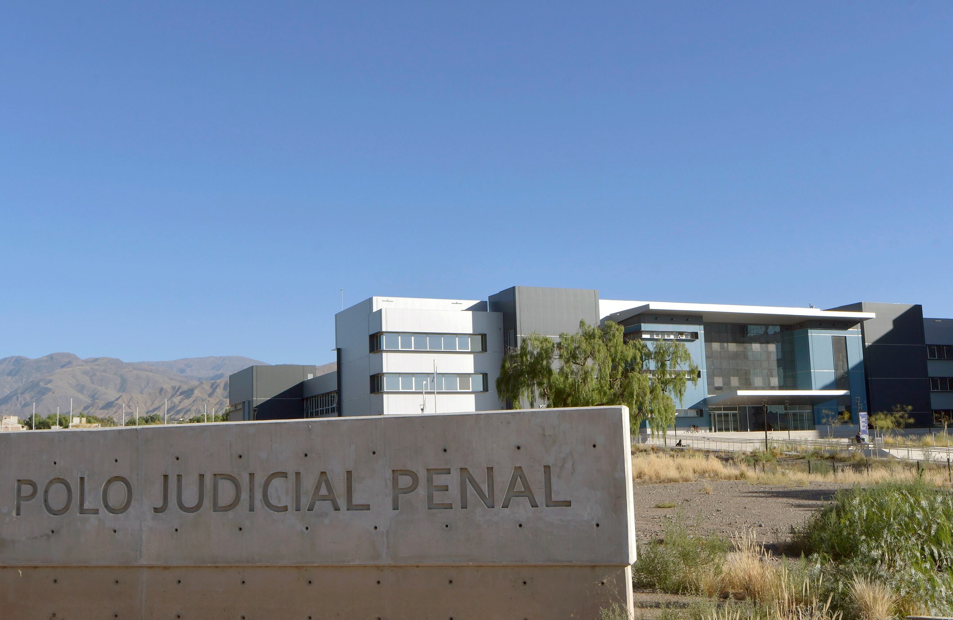 Un hombre y un escribano, a juicio acusados de aprovecharse de un moribundo para quedarse con su casa. Foto: Orlando Pelichotti / Los Andes