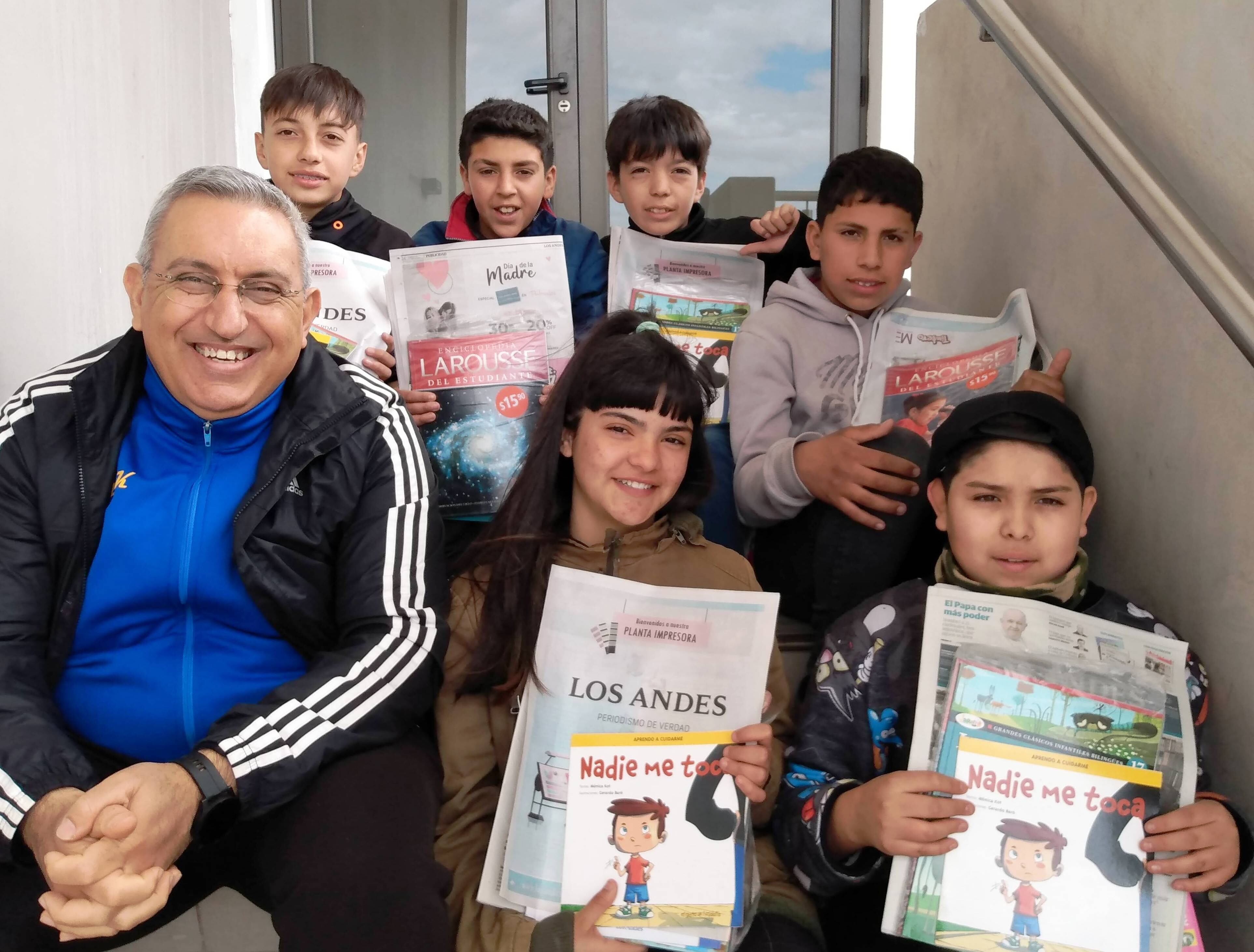 Benja, Stefano, Paz, José, Alan y Benjamín, acompañados por su docente, Alejandro Alias.

