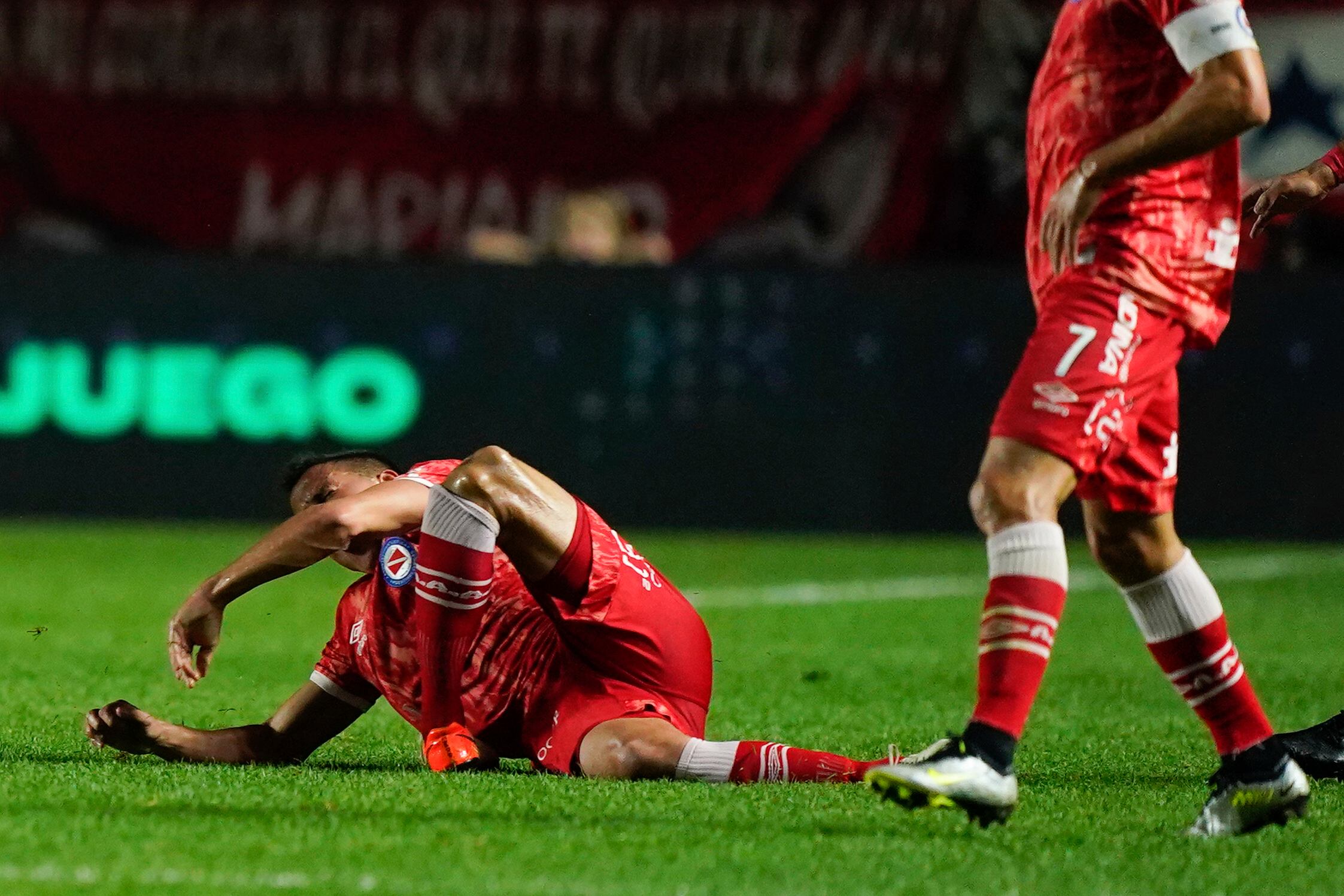 Luciano Sánchez, de Argentinos Juniors, se lesiona en una jugada con Marcelo, de Fluminense, durante el partido de la Copa Libertadores, disputado el martes 1 de agosto de 2023 (AP Foto/Iván Fernández)