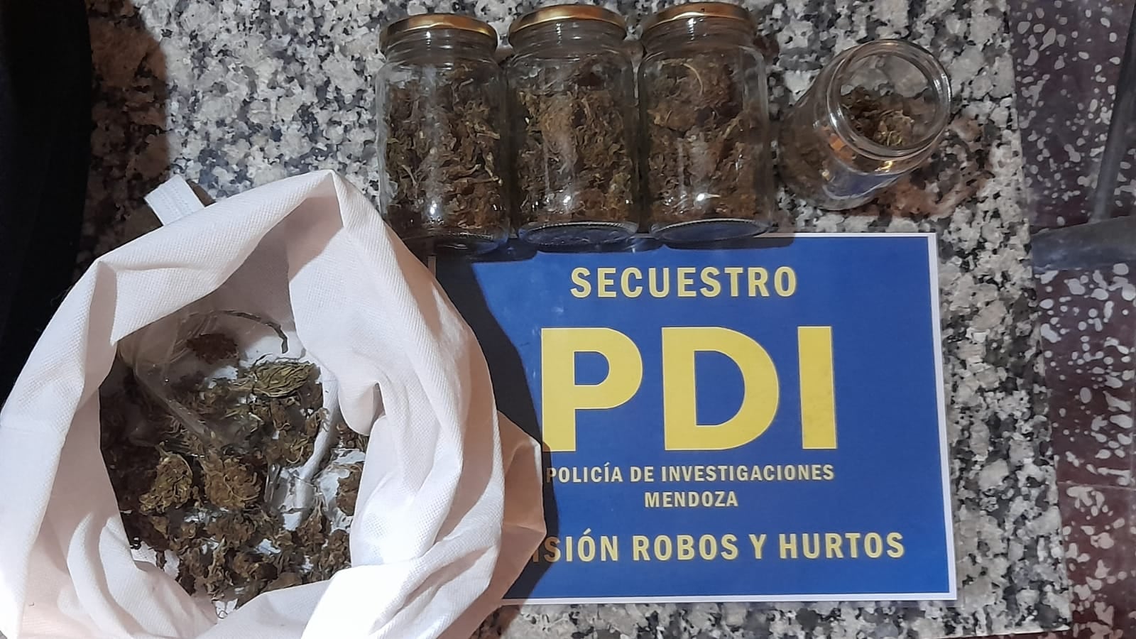 Entre lo incautado había flores y ramas de marihuana. - Foto: Ministerio de Seguridad