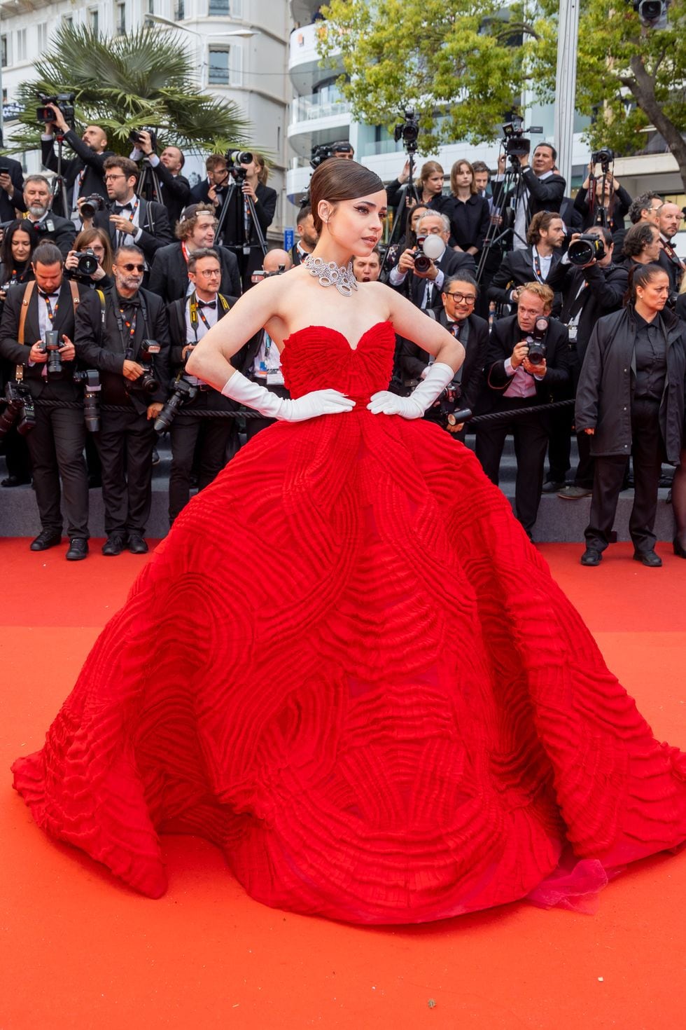 Festival de Cannes 2023 - Sofía Carson por Elie Saab y joyas de Damiani.