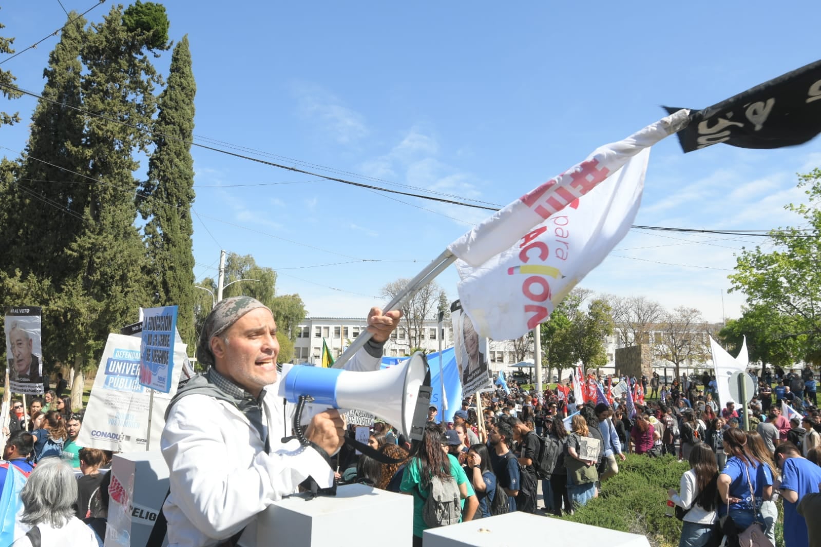 La movilización contra el veto de Milei al financiamiento universitario se realiza en todo el país. En Mendoza, una multitud marchó hacia Plaza Independencia para pedir recursos. Marcelo Rolland/ Los Andes