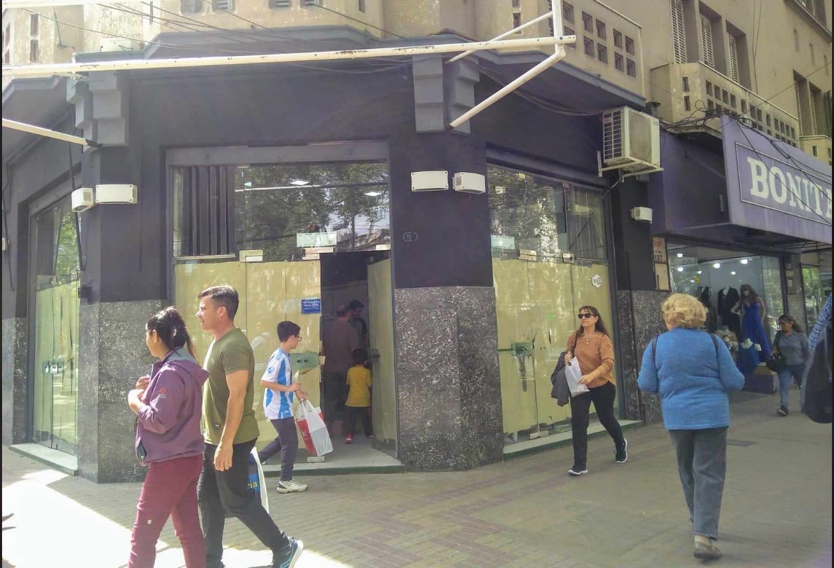 Las obras de remodelación avanzan rápidamente en el local, y un cambio importante ya se nota desde el exterior.