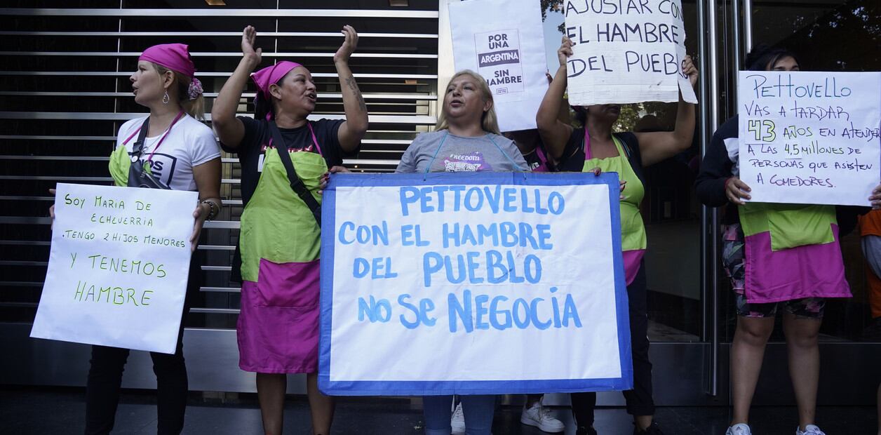 Organizaciones sociales esperan en la puerta de las oficinas de Pettovello.  Denuncian falta de entrega de alimentos a comedores. Gentileza Clarín