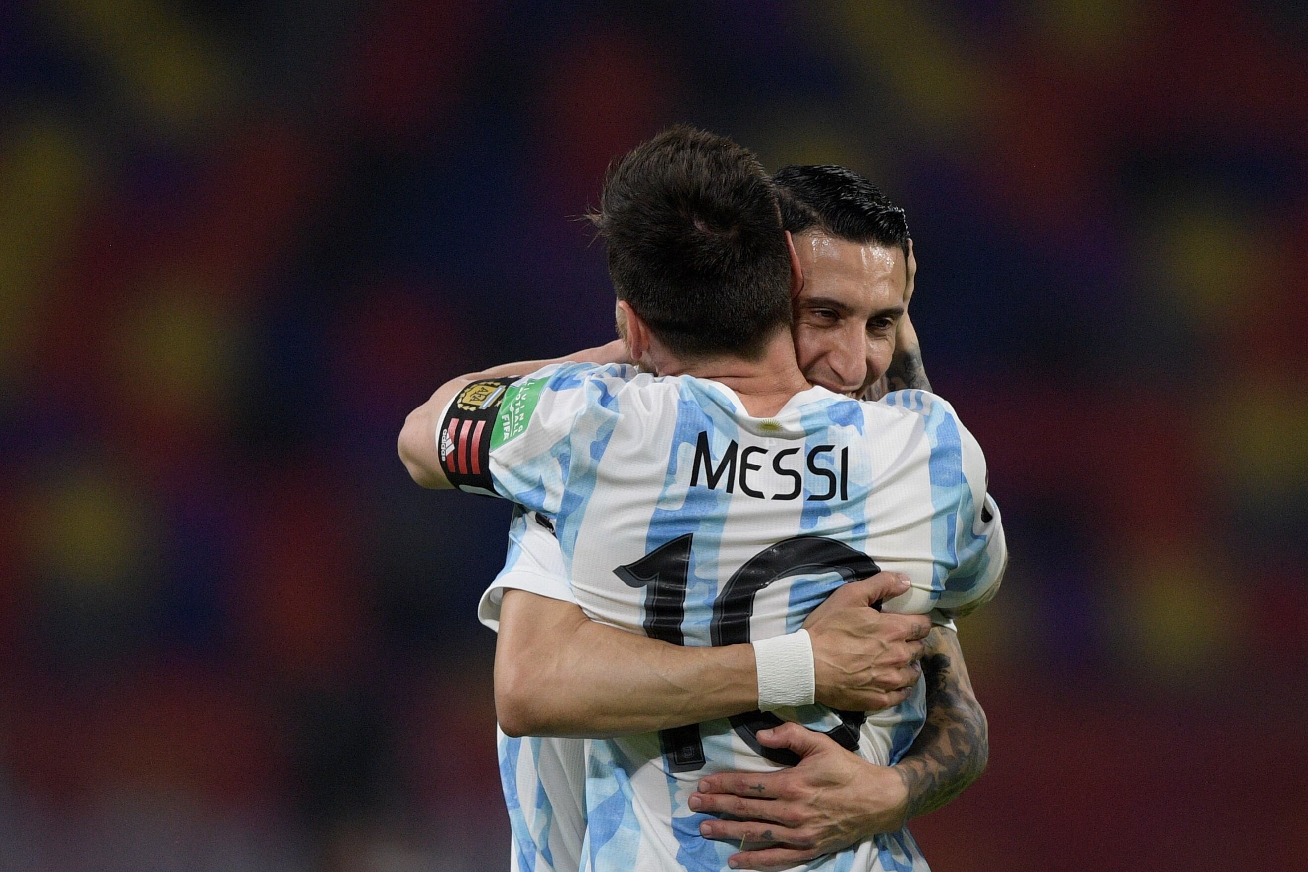 Ángel Di María abraza a Lionel Messi en el partido entre Argentina y Chile por las eliminatorias del Mundial de Catar 2022. Esta imagen se repitió en la final contra Brasil, cuando la Albiceleste ganó la Copa América Brasil 2021.