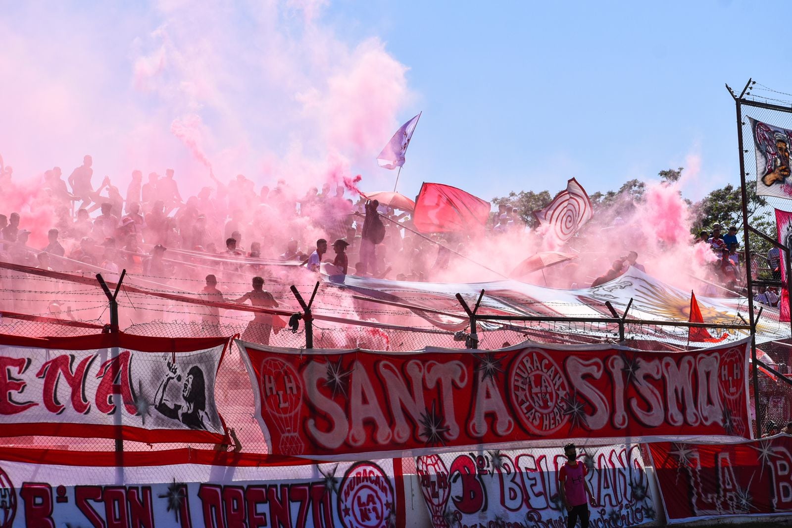 La N°1 dijo presente en su popular norte del Gral. San Martín, en el duelo de HLH vs. Estudiantes de San Luis. /Prensa Huracán Las Heras