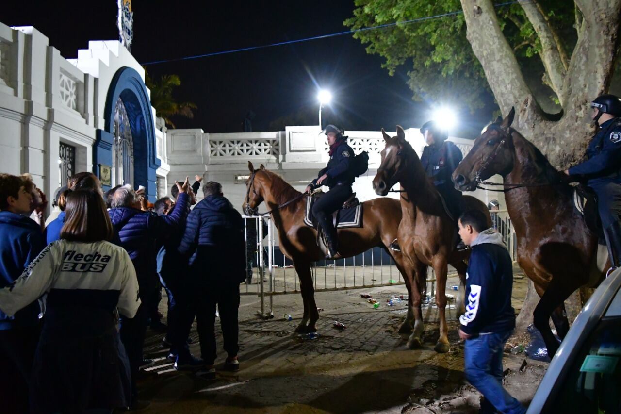 Imágenes de los incidentes en la cancha de Gimnasia en el partido con Boca por la Liga Profesional. (Gentileza Clarín)