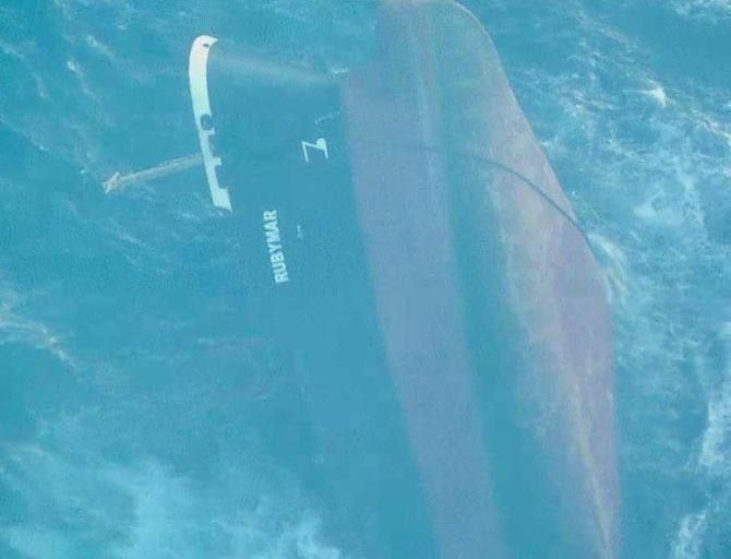 La foto del buque Rubymar hundiéndose en el Mar Rojo. Foto: redes.