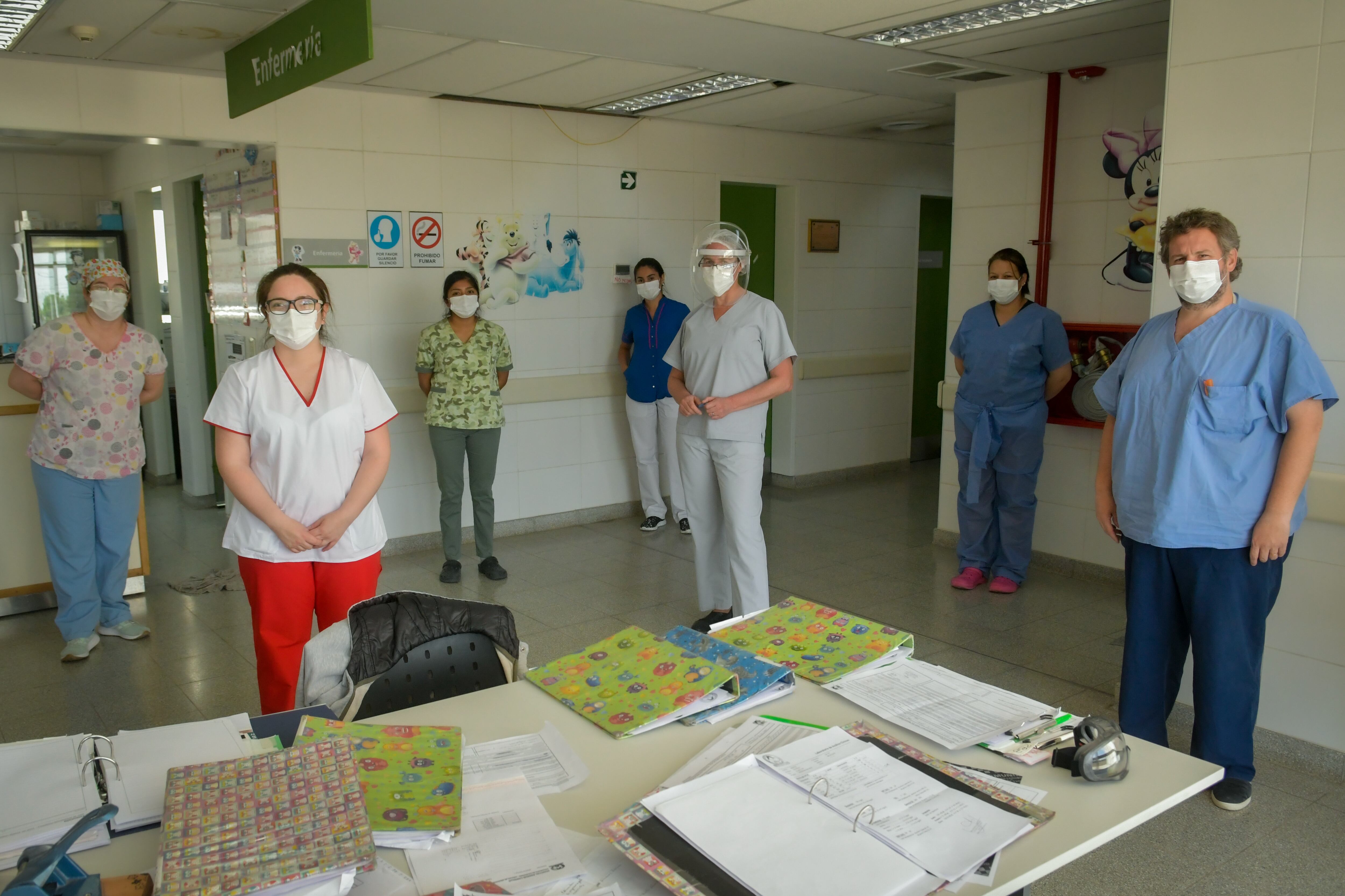 Un alto para la foto. Desde la administración hasta la enfermería del Sector Covid. Todos son esenciales en la lucha contra el virus. Todos están comprometidos con la vida.