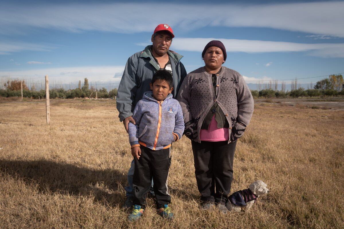 En la nueva casa y lejos de donde vivían antes, recuperaron un poco la tranquilidad, pero aún no logran superar la difícil situación que vivieron. Foto: Ignacio Blanco / Los Andes