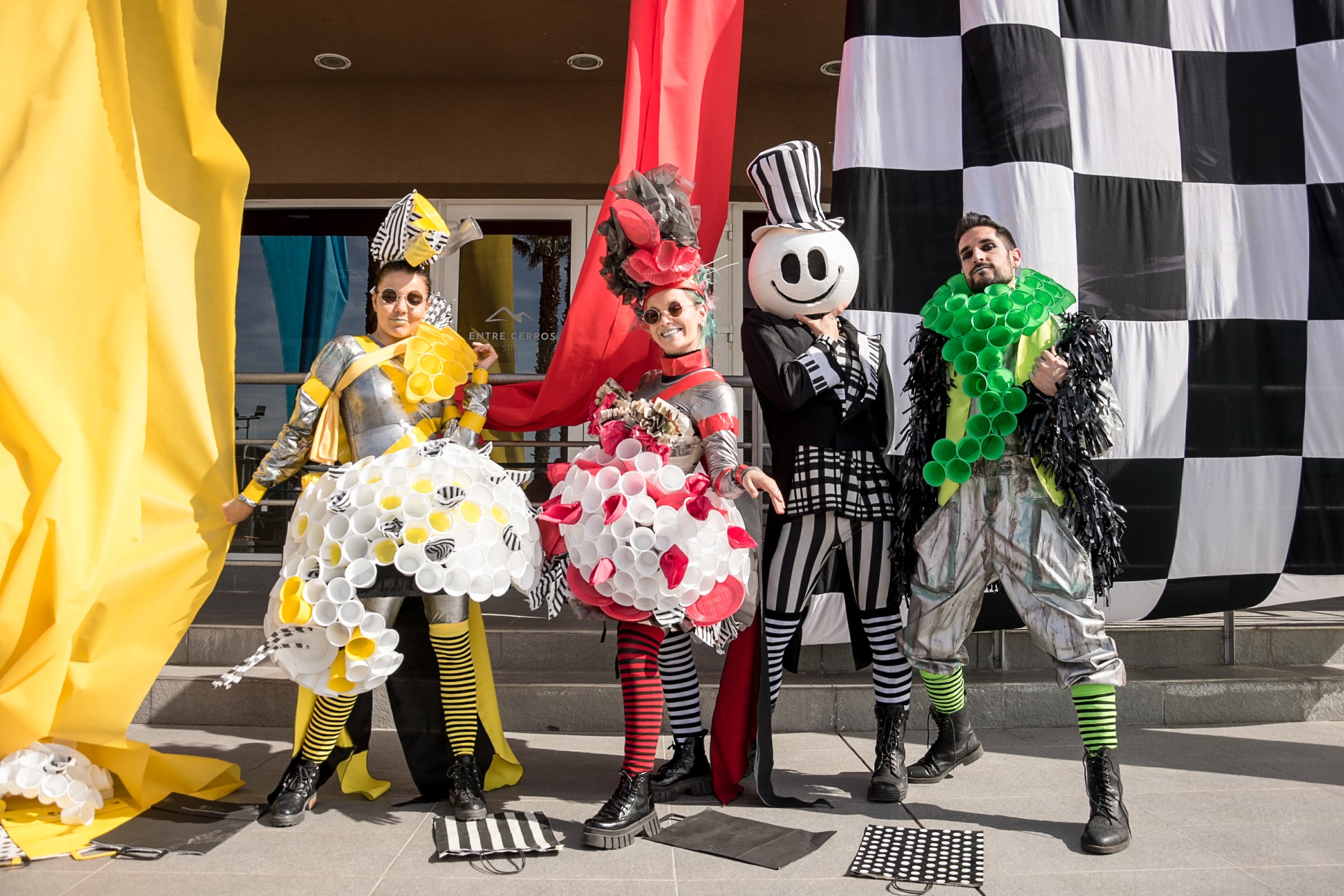 Muchos de los artistas que recibían a los niños, vestían trajes con elementos reciclados.
PH: Romi Abel