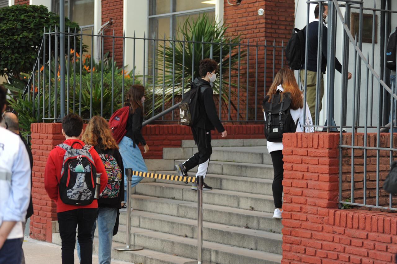 Estudiantes ingresan a la escuela ORT del barrio porteño de Núñez, luego de que la Ciudad ratificara las clases presenciales. (Foto: Federico López Claro)