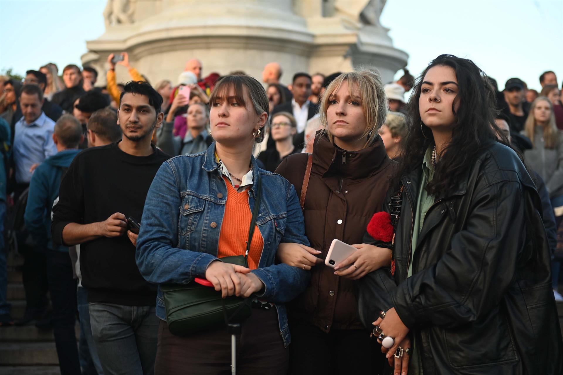 Una multitud se agolpó frente al palacio de Buckingham para despedir a la reina Isabel II de Inglaterra. Foto: EFE