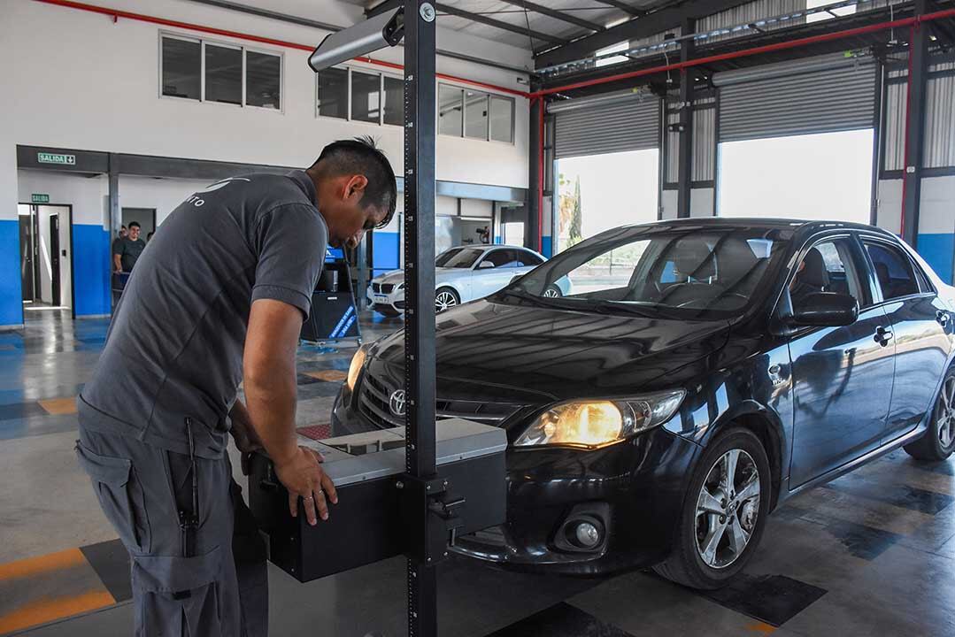 Técnico realizan el testeo a los vehiculos y motos. Imagen ilustrativa.