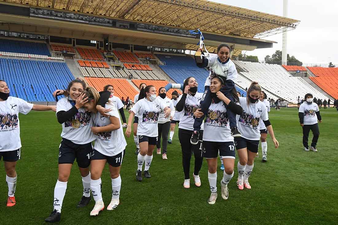 Las Pumas festejan el título de campeonas dando la vuelta olímpica en el Estadio Malvinas Argentinas