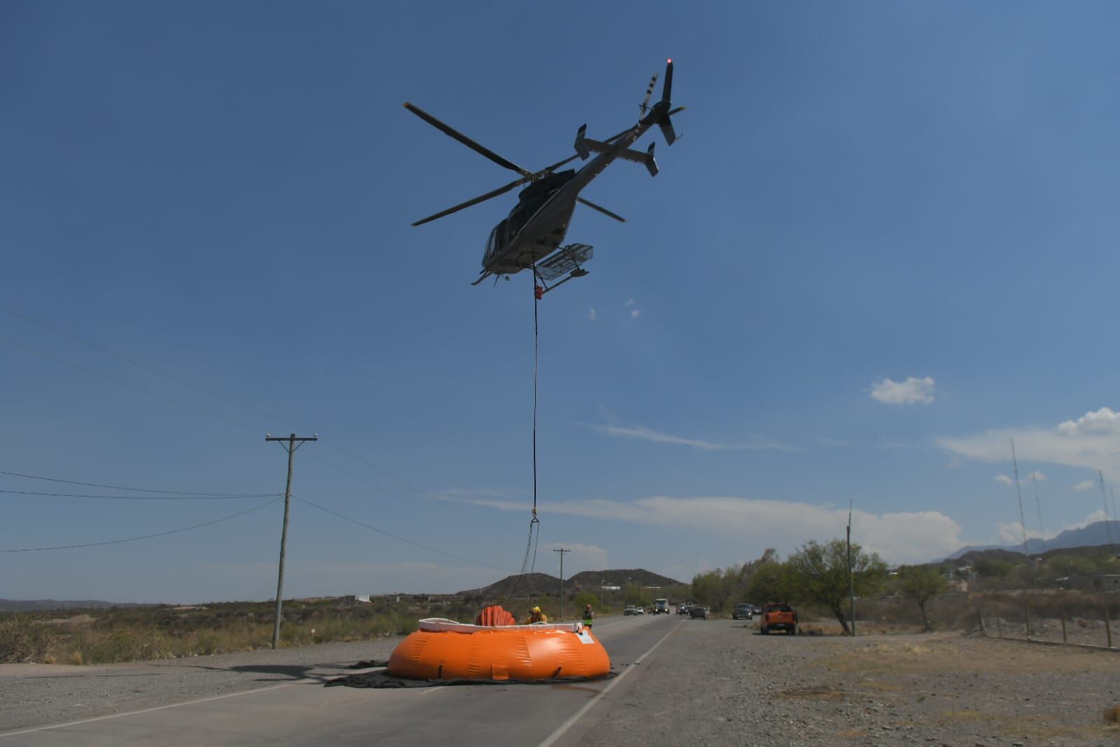 Se desató un incendio en inmediaciones de El Challao y las autoridades combaten las llamas. / Foto: Ignacio Blanco / Los Andes