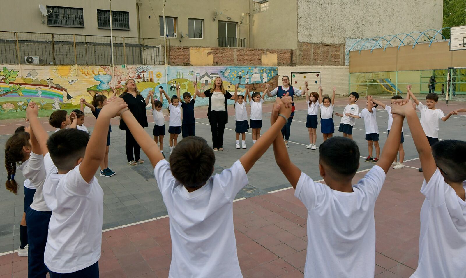 Casi 260.000 chicos volvieron a clases en Mendoza: el presentismo en docentes y alumnos supera 99%. Foto: Orlando Pelichotti / Los Andes.