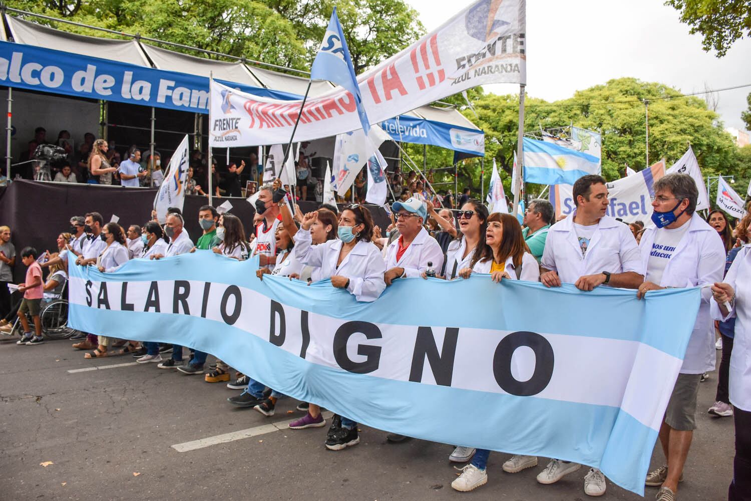 Carrusel de las Reinas 2022. Diferentes agrupaciones se hicieron presentes en el Carrusel de las Reinas para elevar sus reclamos.
Foto: Mariana Villa / Los Andes