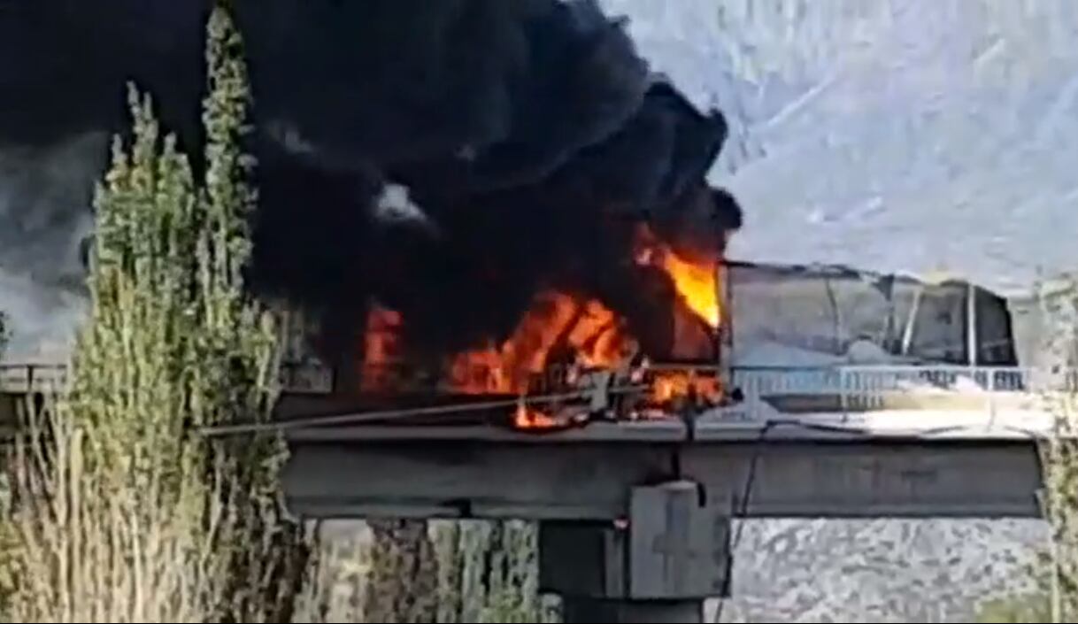 Por el camión que se prendió fuego en la ruta a Chile, cortan el tránsito para camiones. Los están deteniendo en Uspallata y en la destilería. Foto: Captura Video.