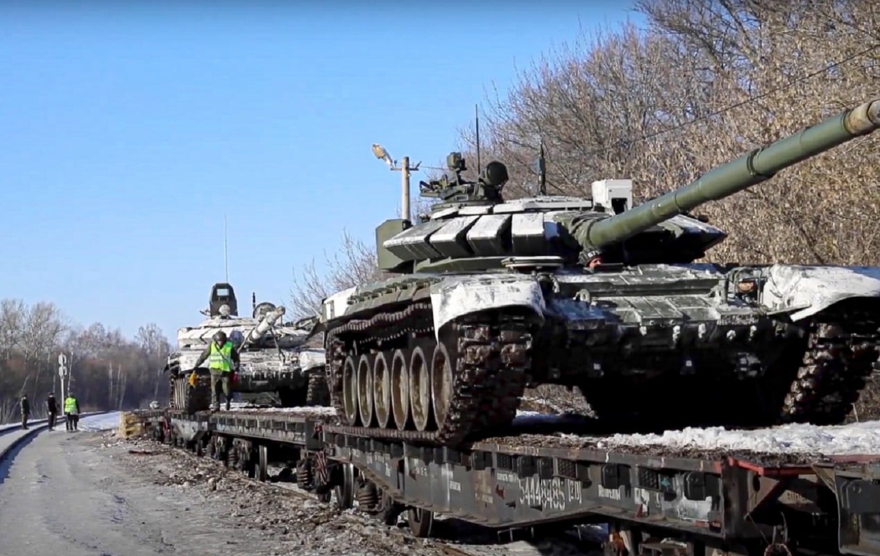 Los tanques del ejército ruso se cargan en plataformas ferroviarias para regresar a su base permanente después de los ejercicios en Rusia. (AP) 