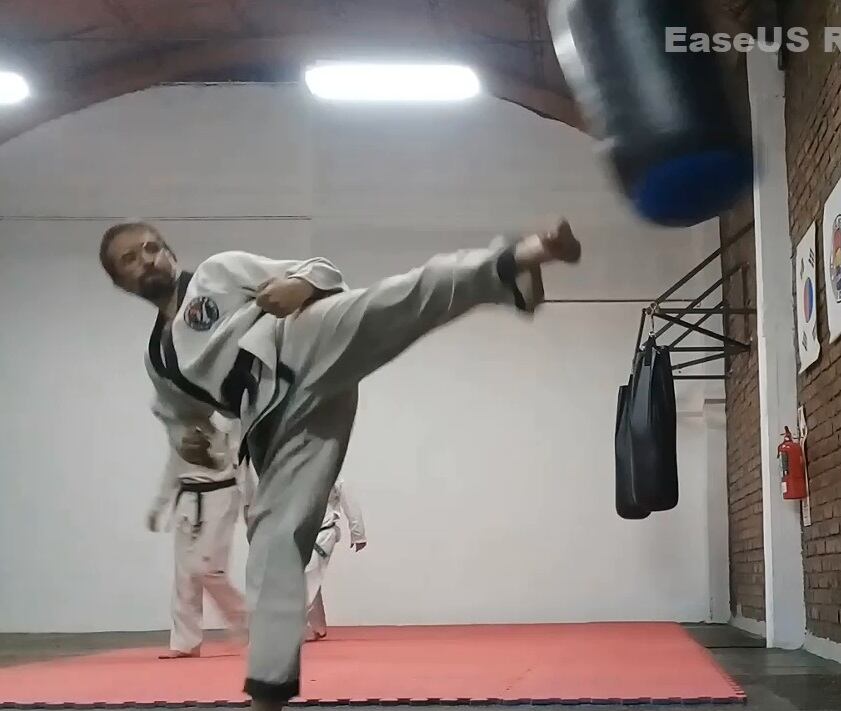 Artes marciales como defensa personal, una tendencia que crece entre mujeres. Foto: Jorge Olguín.