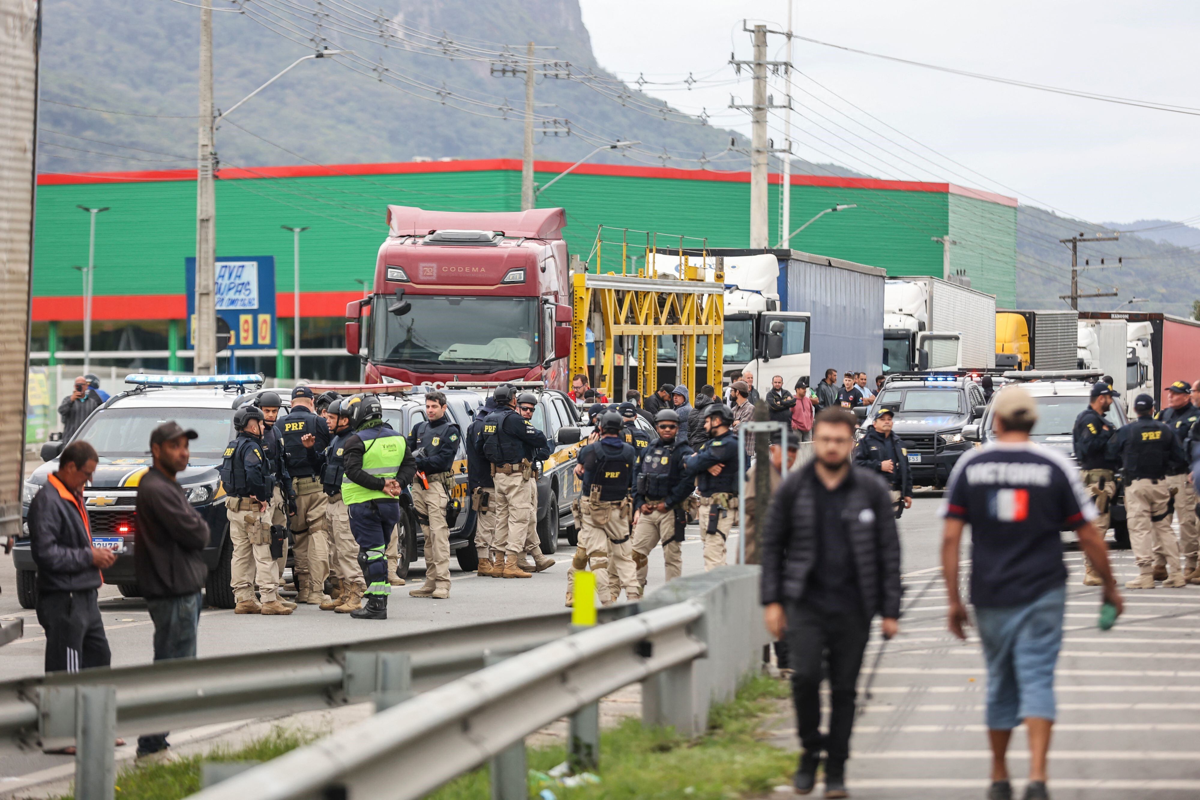 Manifestantes camineros realizan corte de autopistas en Florianópolis. Foto. AFP