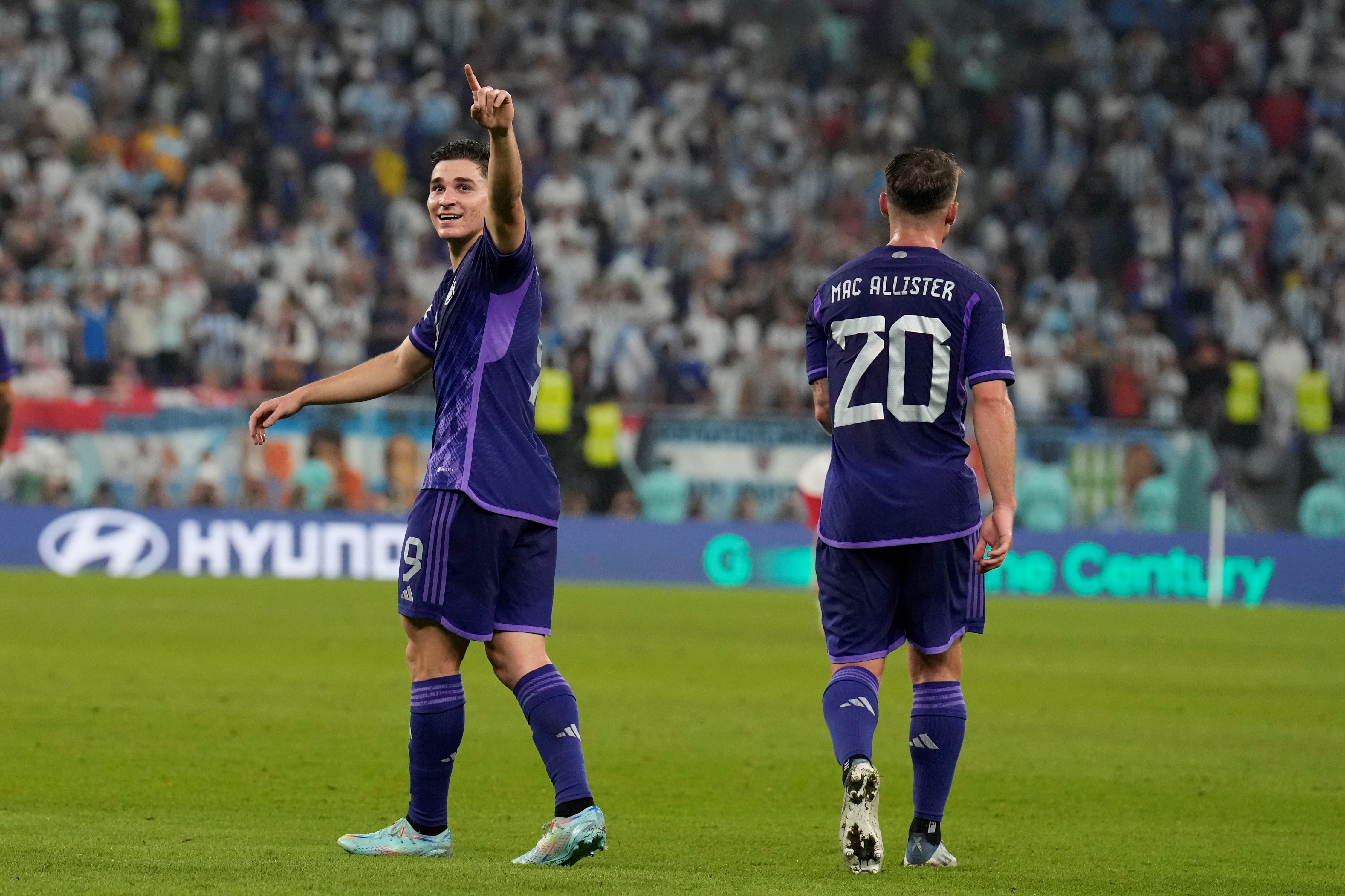 El cordobés Julián Álvarez y Alexis Mac Allister, los goleadores de Argentina en la victoria frente a Polonia cerrando la fase de grupos del Mundial de Qatar. (AP)