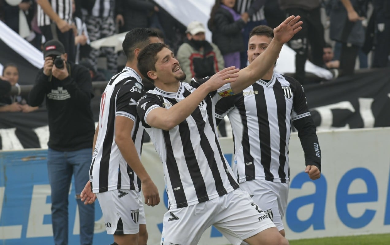 El festejo de Diego Mondino tras abrir el marcador en el superclásico mendocino. / Foto: Orlando Pelichotti