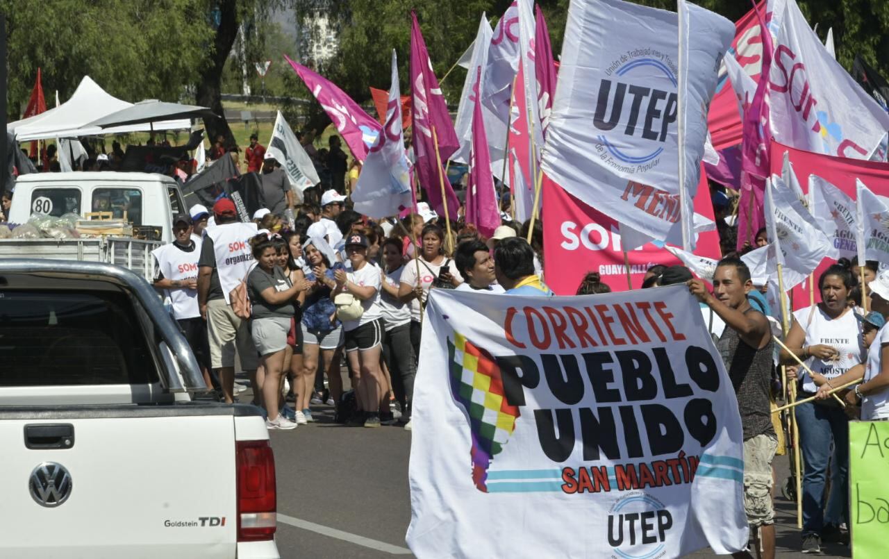 La UTEP se manifestó en el Acceso Este. Foto: Orlando Pelichotti / Los Andes