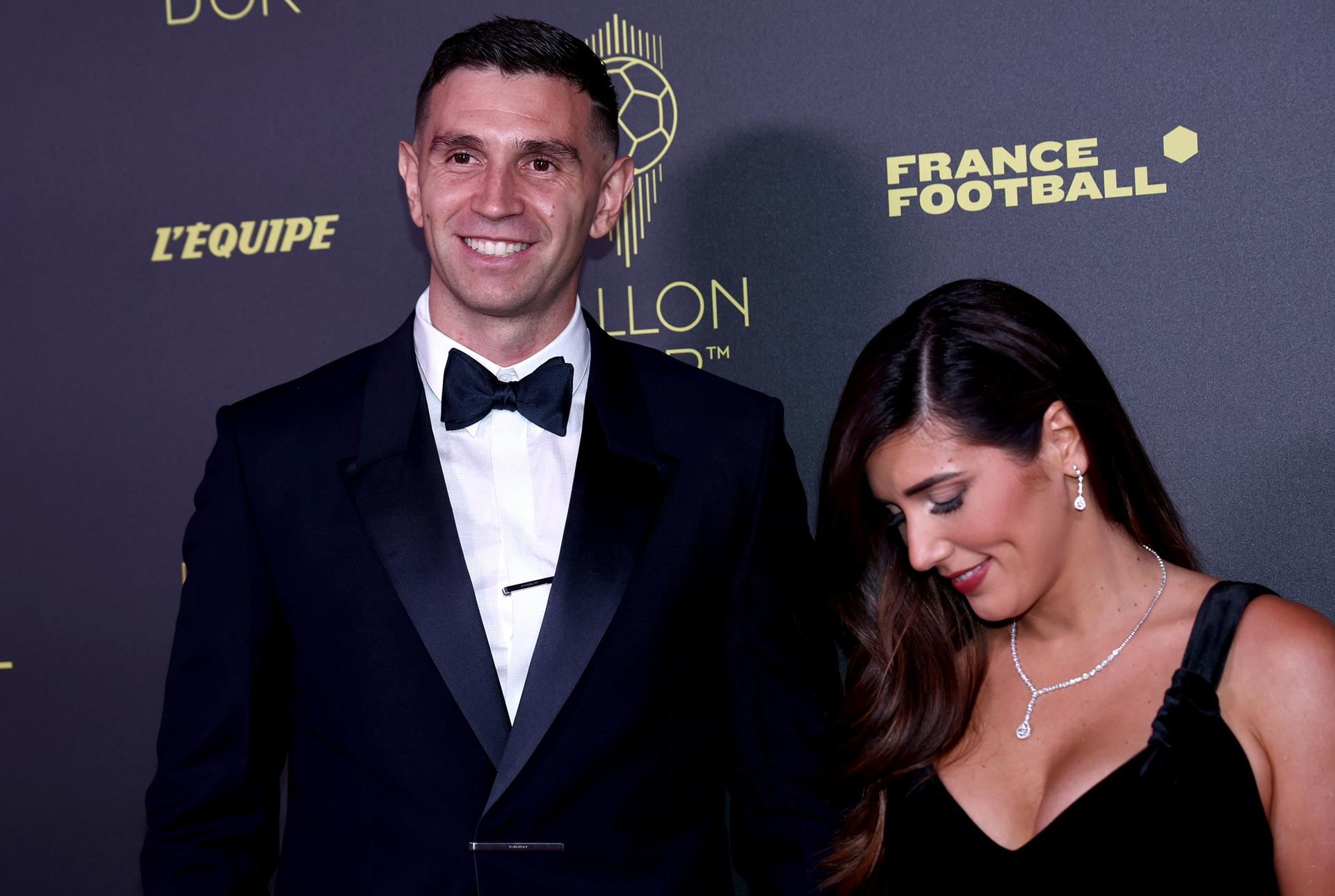 El arquero argentino, Emiliano Martínez, y su esposa, Amanda, llegan a la ceremonia del Balón de Oro 2023 en el Teatro du Chatelet de París. / EFE 