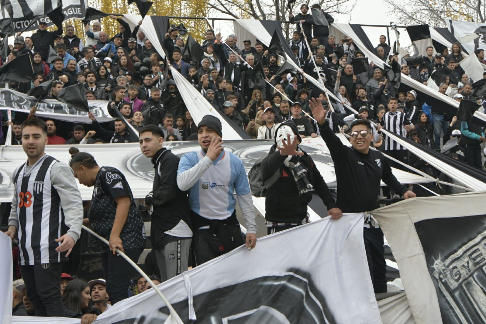 Así lucieron las tribunas del estadio Víctor Legrotaglie. / Foto: Orlando Pelichotti 